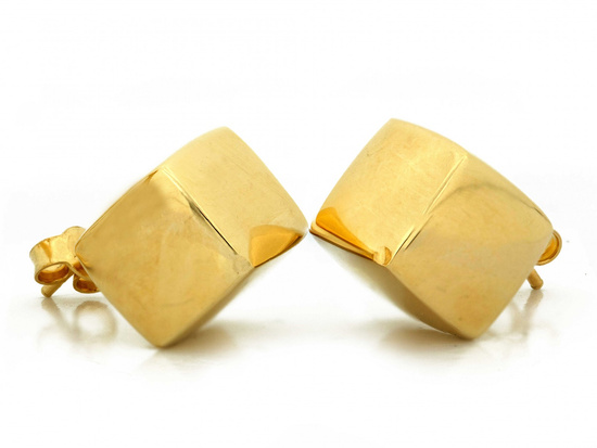 Złote kolczyki kostki na sztyfcie