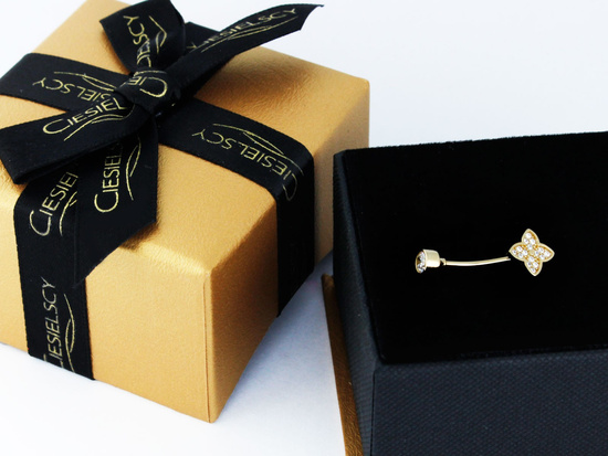 Złoty kolczyk do pępka kwiatek z cyrkoniami