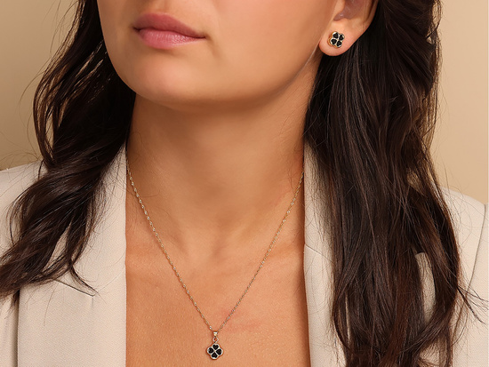 Złote kolczyki koniczynki na sztyfcie z czarną emalią