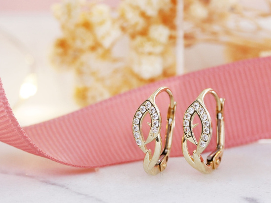 Delikatne złote kolczyki angielskie przeplatane z cyrkoniami