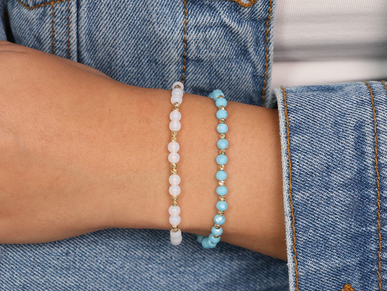 Bransoletka złote i białe kulki na białym sznurku