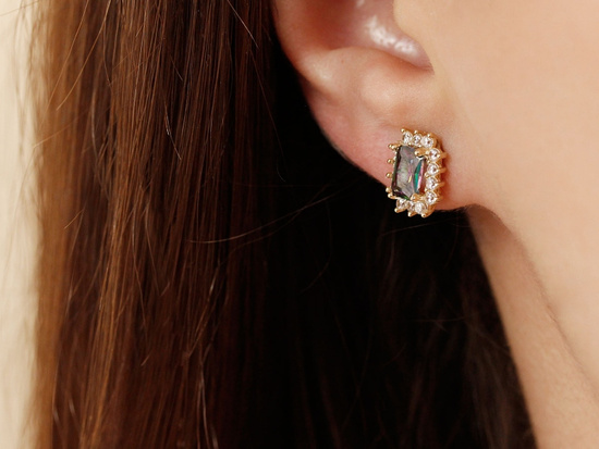 Kolczyki złote na sztyfcie prostokątne z topazem mistycznym