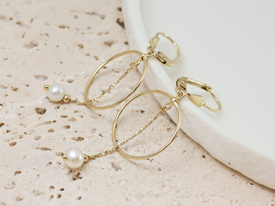 Kolczyki złote angielskie wiszące kółka z perłą na łańcuszku