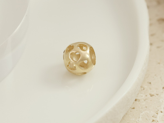 Charms złoty ażurowa kulka na bransoletkę w serca