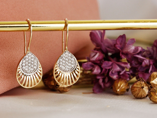 Złote kolczyki na biglu idealne dla mamy z cyrkoniami