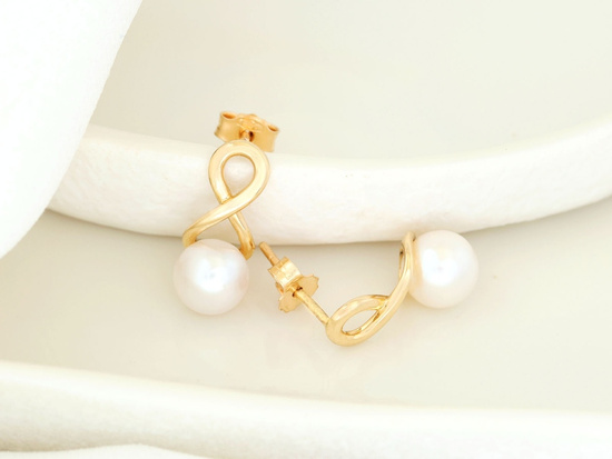 Kolczyki złote na sztyfcie z perłą
