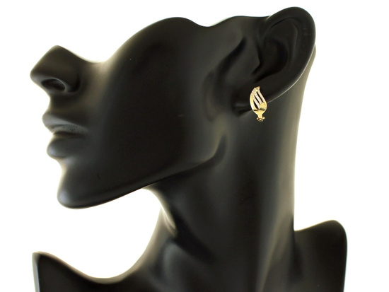 Złote kolczyki angielskie zapięcie do każdej stylizacji