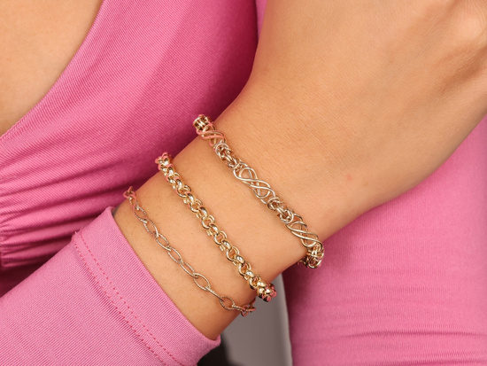 Złota bransoletka z elementami splotu królewskiego