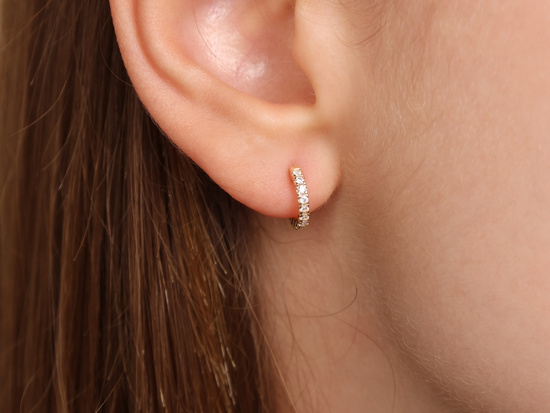 Złote kolczyki małe kołeczka zdobione cyrkoniami 17mm