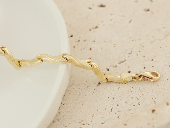 Bransoletka ze złotych elementów ponadczasowa stampato