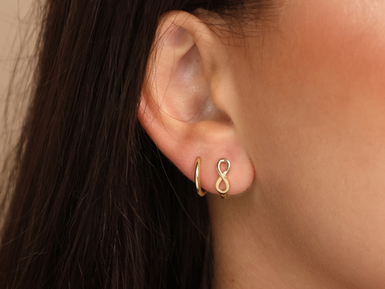 Kolczyki złote ze znakiem nieskończoności