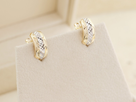 Złote kolczyki na angielskim zapięciu