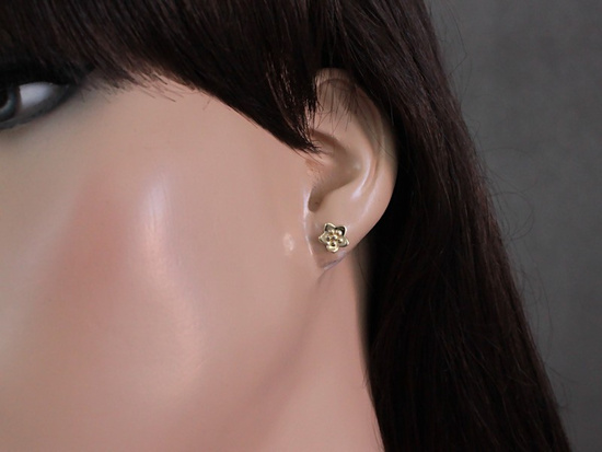 Kolczyki kwiatki złote kwiatuszki przy uchu