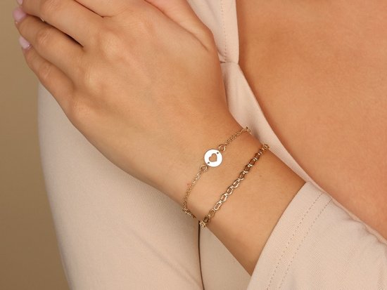 Złota bransoletka z łańcuszków ozdoby z wycinanymi sercami