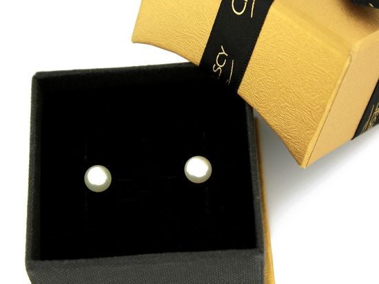 Złote kolczyki z perłą na sztyfcie