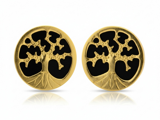 Złote kolczyki na sztyfcie z drzewkiem szczęścia na czarnym tle