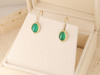 Kolczyki złote na biglu z zielonym kamieniem szmaragdem