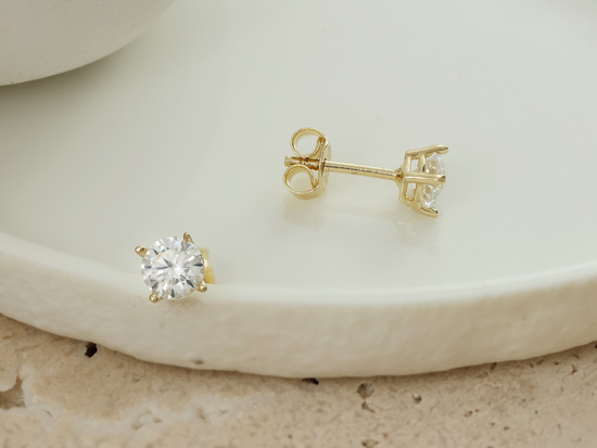 Kolczyki złote z cyrkonią na sztyfcie przy uchu