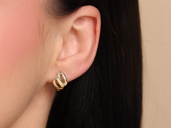 Złote kolczyki angielskie eleganckie do każdej stylizacji