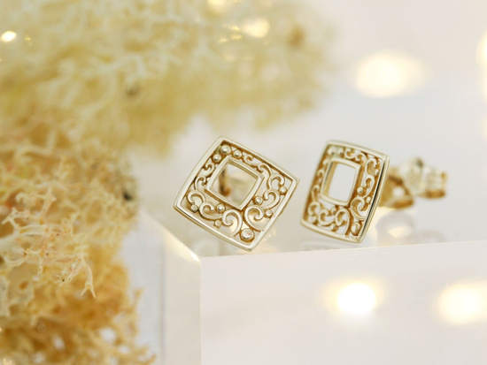 Kolczyki złote kwadraty na sztyfcie przy uchu ażurowe