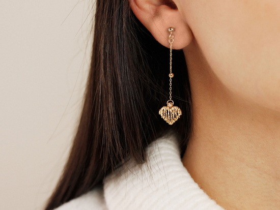 Kolczyki złote wiszące na długim łańcuszku z ażurowym sercem
