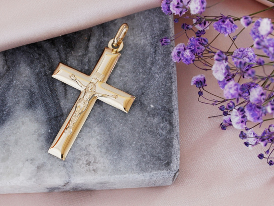 Złoty krzyżyk dla mężczyzny z wizerunkiem