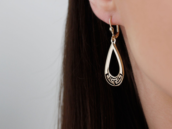 Kolczyki złote długie błyszczące ruchome z wzorem greckim