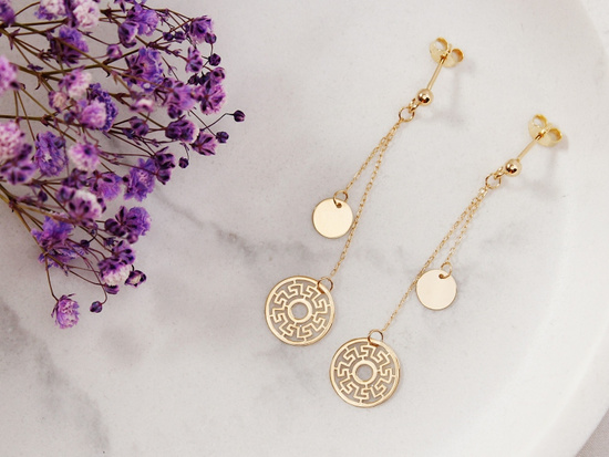 Złote kolczyki długie wiszące z ażurowym kółkiem wzór grecki