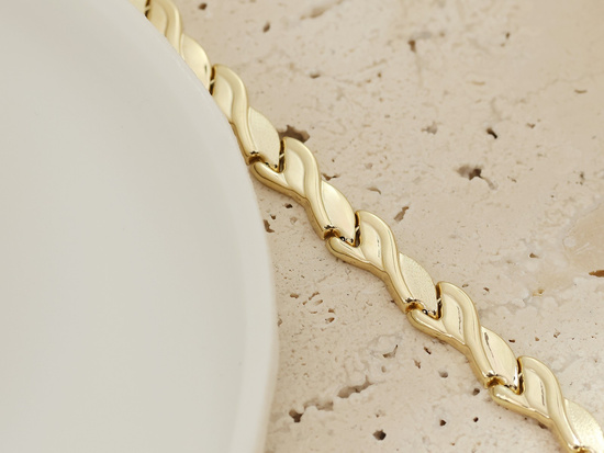 Bransoletka złota elementowa tłoczona z satynowymi dodatkami