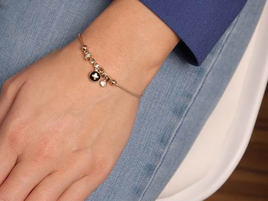 Bransoletka złota gruba linka z zawieszkami modna na czasie