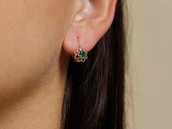 Złote kolczyki angielskie z ażurowym kwiatkiem dla dziewczynki