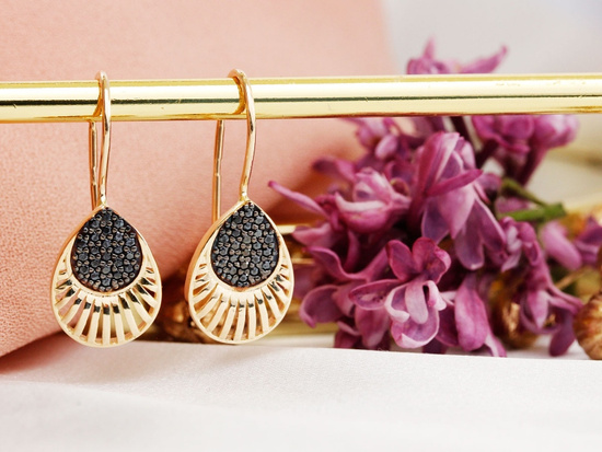 Kolczyki złote na biglu z czarnymi cyrkoniami z czarnym rodem