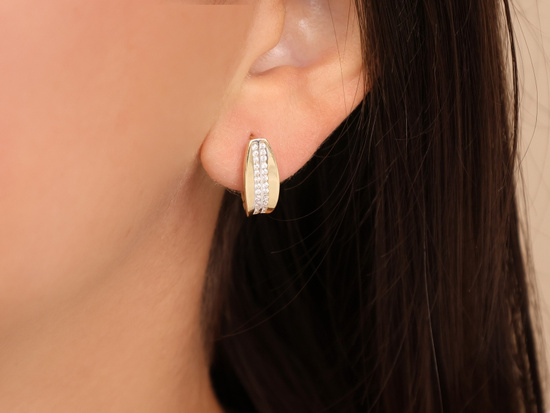 Złote kolczyki na angielskim zapięciu z cyrkoniami