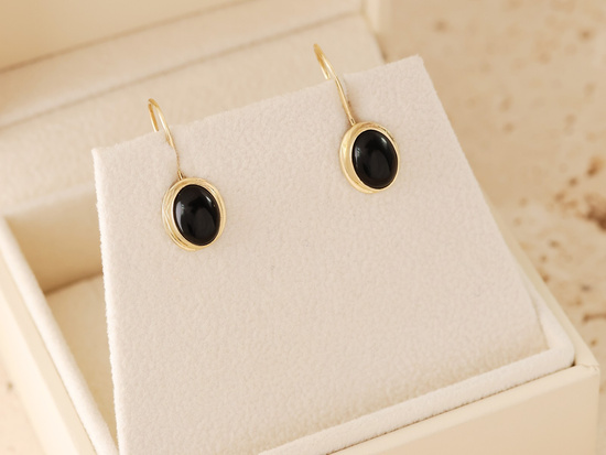 Kolczyki złote na biglu z czarnym kamieniem syntetycznym