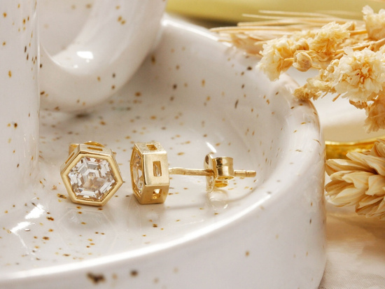 Kolczyki złote sześciokątne na sztyfcie z cyrkonią