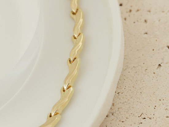 Bransoletka ze złotych elementów ponadczasowa stampato