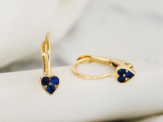 Delikatne kolczyki angielskie z małym sercem z niebieskimi cyrkoniami
