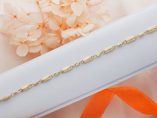 Bransoletka złota z podłużnych błyszczących elementów