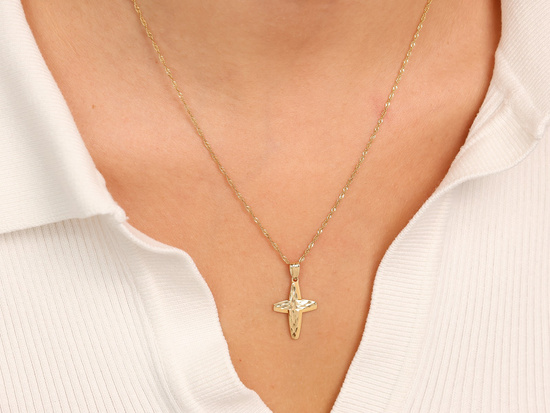 Dyskretny krzyżyk zawieszka złoty