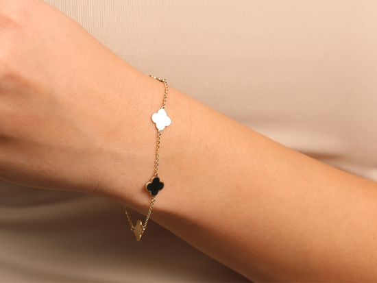 Bransoletka złota łańcuszkowa z kwiatkami z czarną emalią