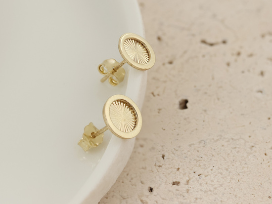 Złote kolczyki na sztyfcie okrągłe frezowane