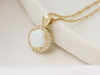 Zawieszka złota okrągła opal w oprawie z cyrkonii
