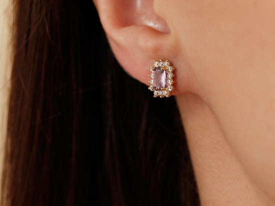 Kolczyki złote prostokątne na sztyfcie z ametystem syntetycznym