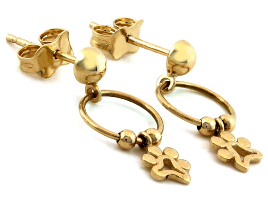 Delikatne złote kolczyki małe kółeczka z wisząca łapą psa