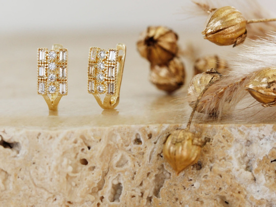 Delikatne złote kolczyki angielskie z cyrkoniami