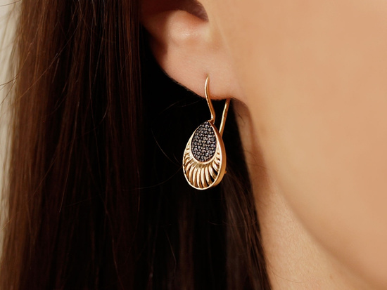 Kolczyki złote na biglu z czarnymi cyrkoniami z czarnym rodem