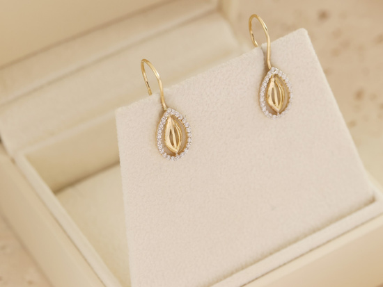 Kolczyki złote na biglu z drobnymi cyrkoniami