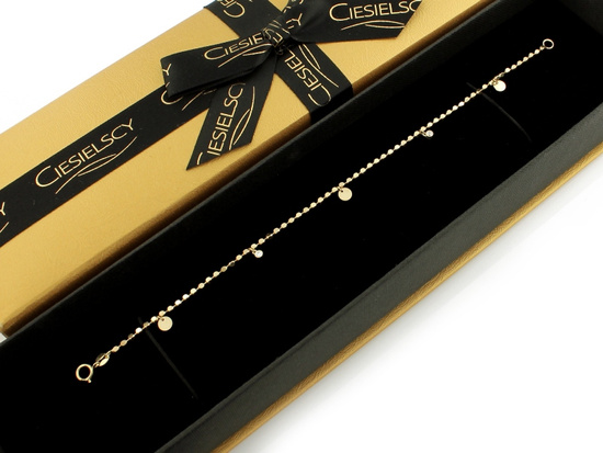 Delikatna złota bransoletka z zawieszkami