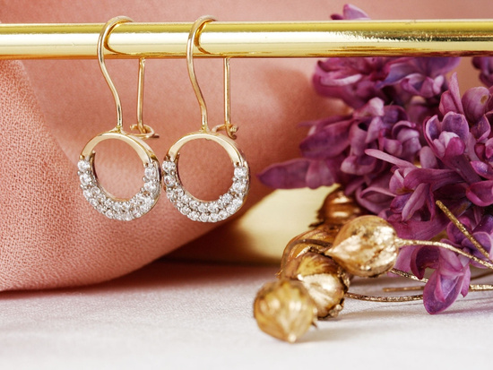 Złote kolczyki na biglu z cyrkoniami