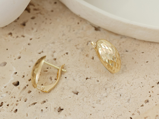 Owalne złote kolczyki blaszki angielskie zapięcie